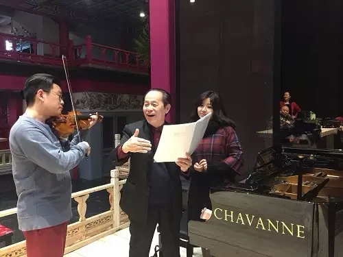 (何占豪先生与小提琴演奏家曾诚,演出前的准备)