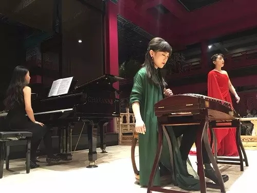 (《陸游與唐婉》,著名古箏演奏家宋心馨與鋼琴家,作曲家陳哲)